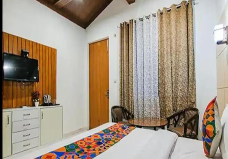 Hotel Global Corporate Ноида Екстериор снимка